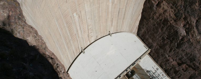 Vue plongeante à l'intérieur du barrage